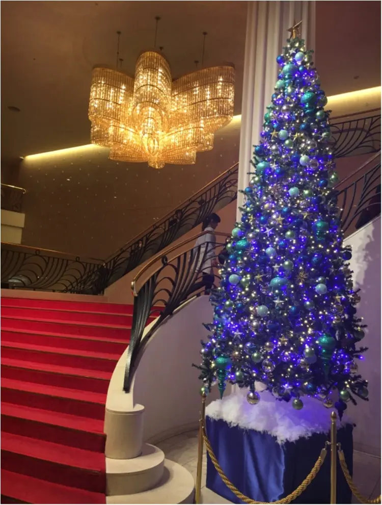 クリスマスまであと3日 クリスマスツリーでカウントダウン 赤い絨毯に映えるブルーツリー 東京宝塚劇場 Moreインフルエンサーズブログ Daily More