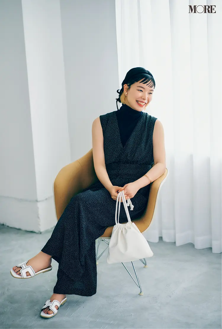 ハイネックトップスを合わせるときはヘアスタイルで印象付ける