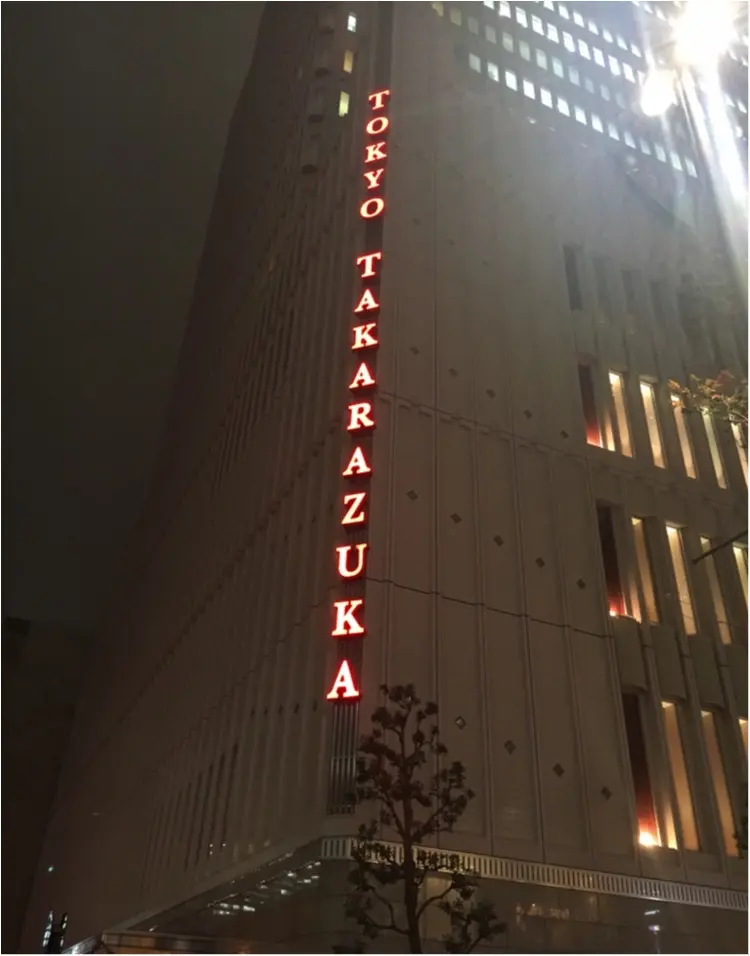 【クリスマスまであと3日!】クリスマスツリーでカウントダウン☆ 赤い絨毯に映えるブルーツリー@東京宝塚劇場_4