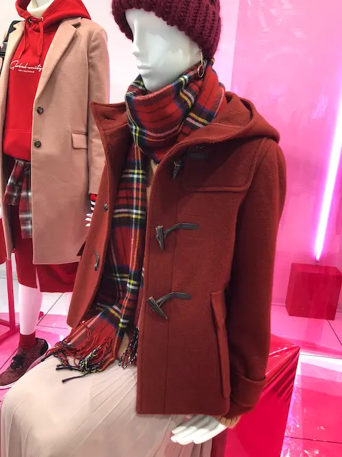 GUのショートダッフルはクラシカルな赤