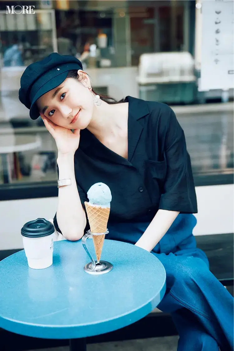 開襟シャツを着てキャスケットを被った鈴木友菜