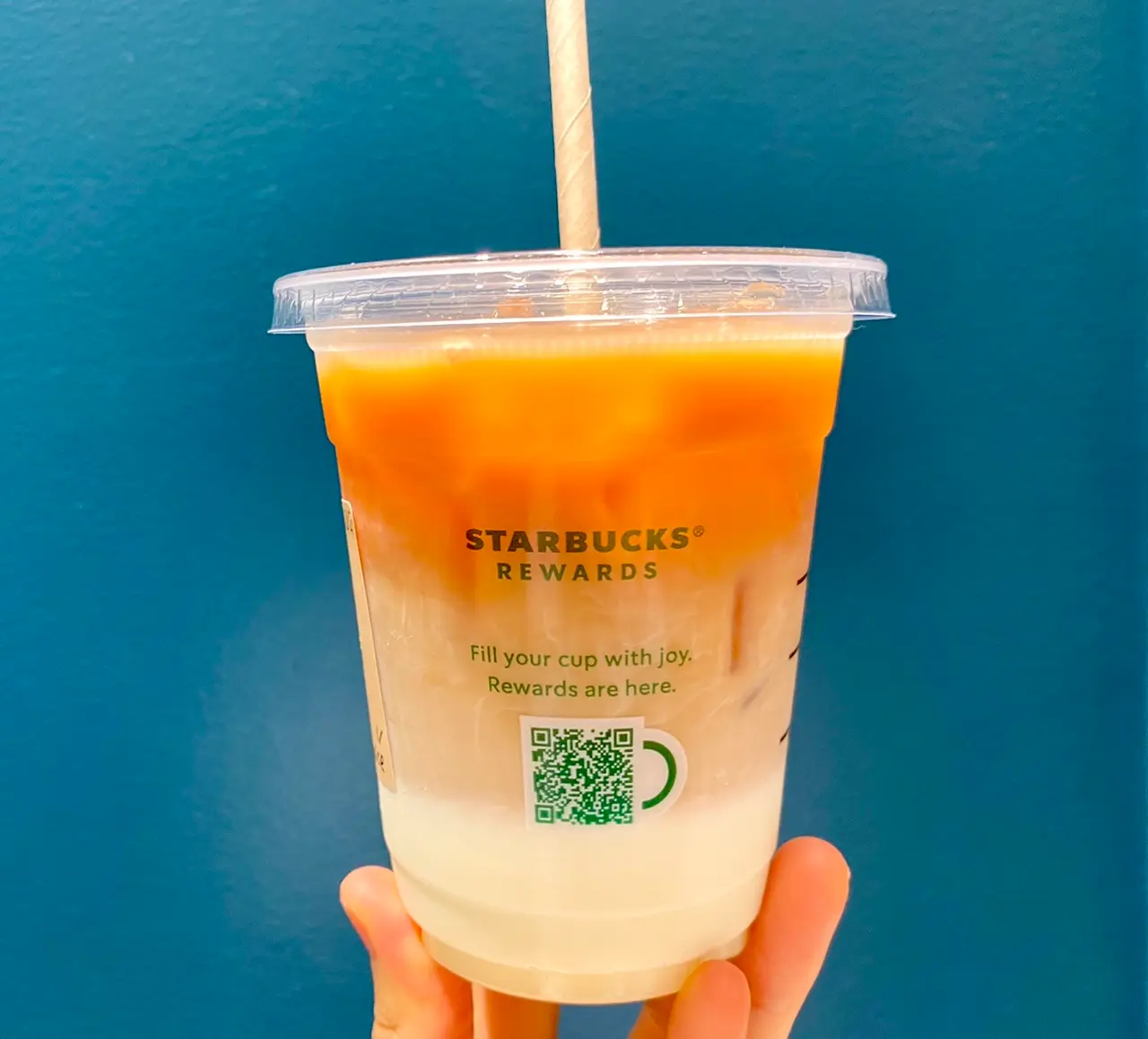 【スタバ 新作】「ほうじ茶 & クラシックティー ラテ」を手に持っている様子