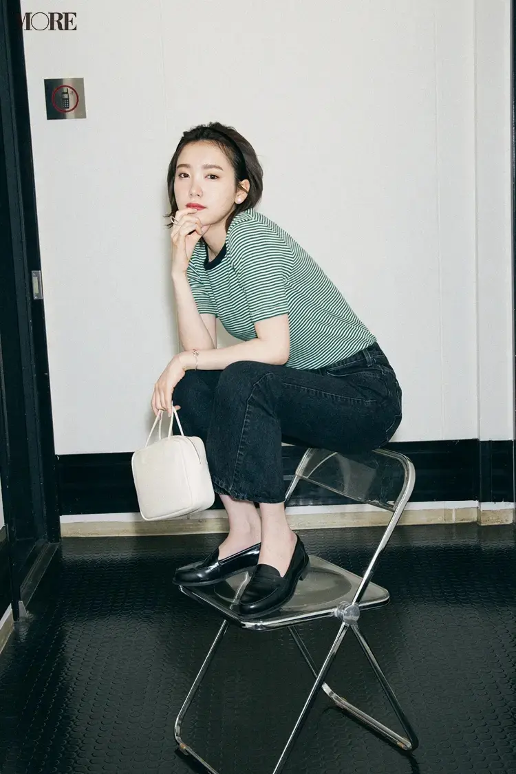 細ボーダーTシャツ×デニムコーデの飯豊まりえ