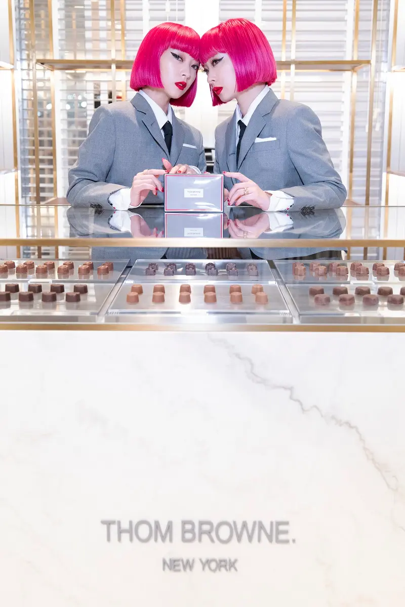 「トム ブラウン」の世界初チョコレートショップが大阪・阪急うめだ本店に! バッグやキーホルダーなど、限定アイテムの販売も_1