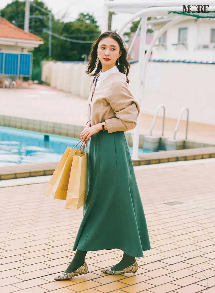 「さくさく歩ける旬パンプスにタイツで、年末のご挨拶」鈴木友菜主演【通勤の足もと“いつも黒”から脱出着回し18日目】_1