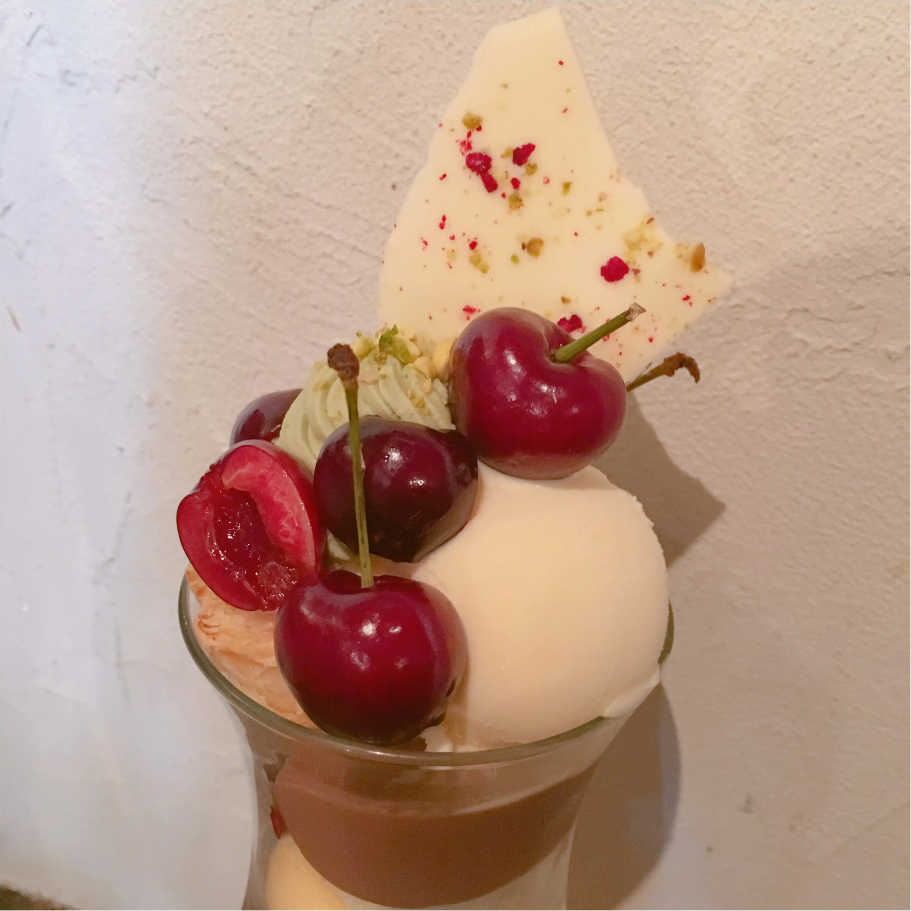 《大好きなカフェめぐり》チェリーがゴロゴロ♪ おしゃれカフェで頂く、季節のフルーツを使ったパフェ♡_4