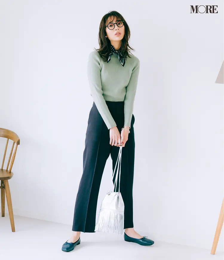 フレンチシックなお仕事コーデに似合うネイビーのパンツ
