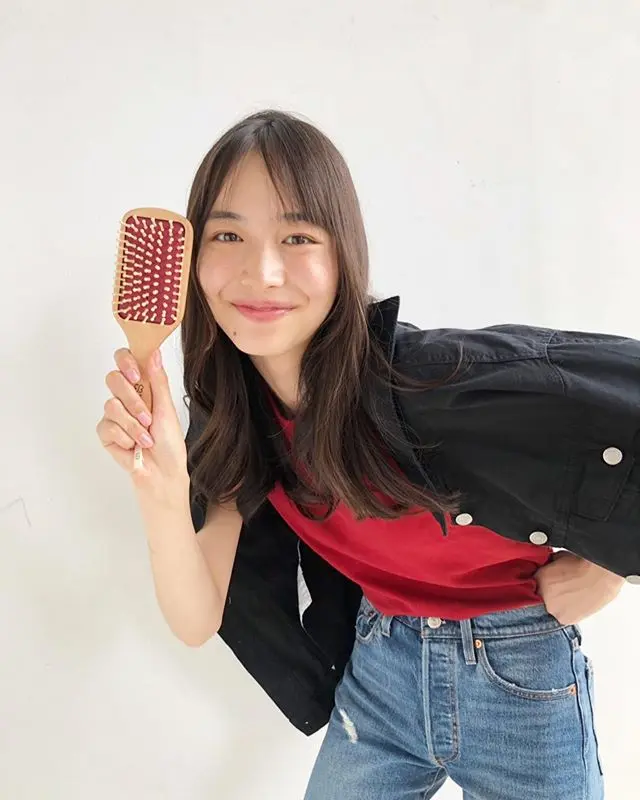 【井桁弘恵の撮影オフショット】いげちゃんも気に入ってくれた、MORE8月号付録の『uka』美髪パドルブラシ♡_3
