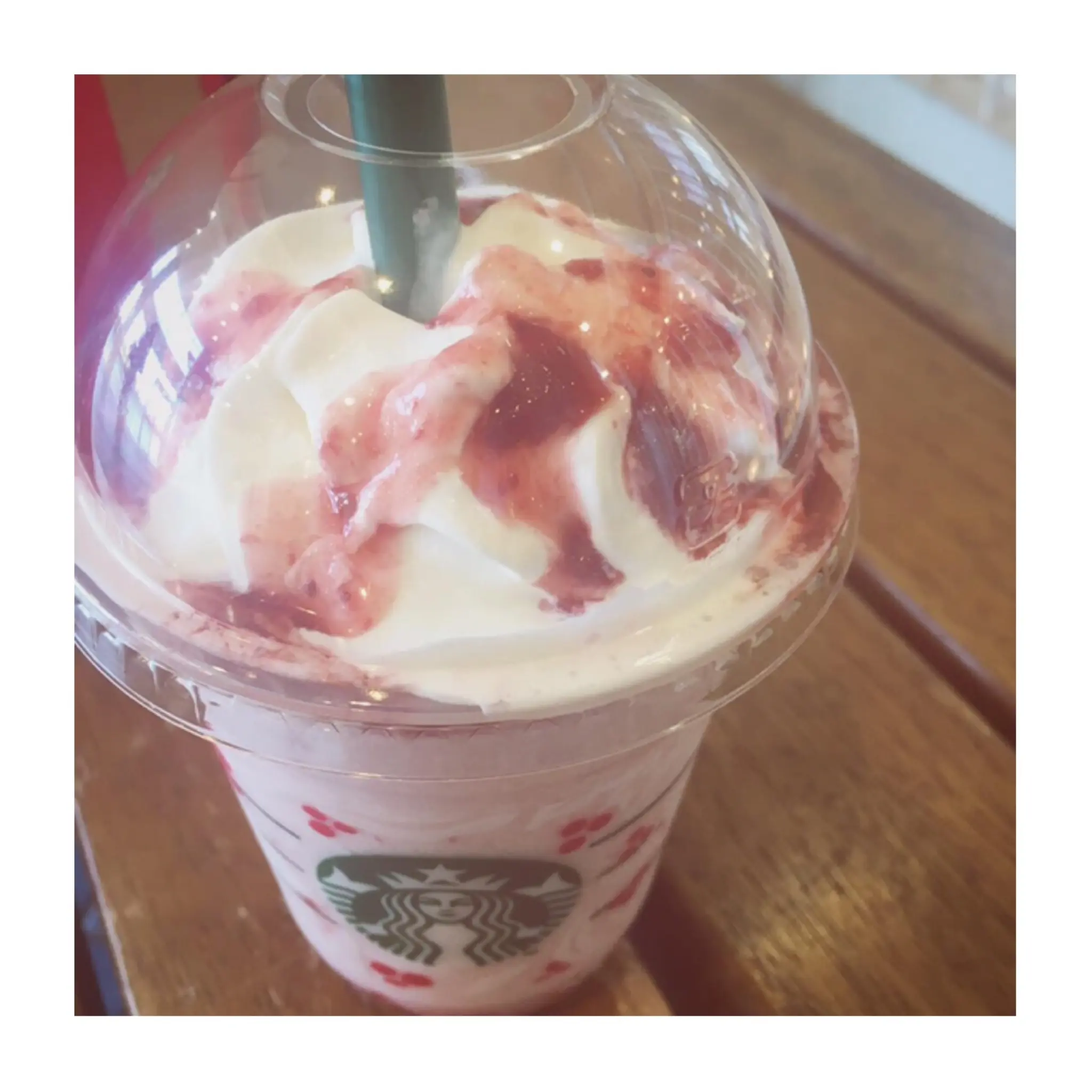 《本日11/1から!》ホリデーシーズン❤️【スタバ】新作クリスマスストロベリーケーキフラペチーノを飲んできました☻_2