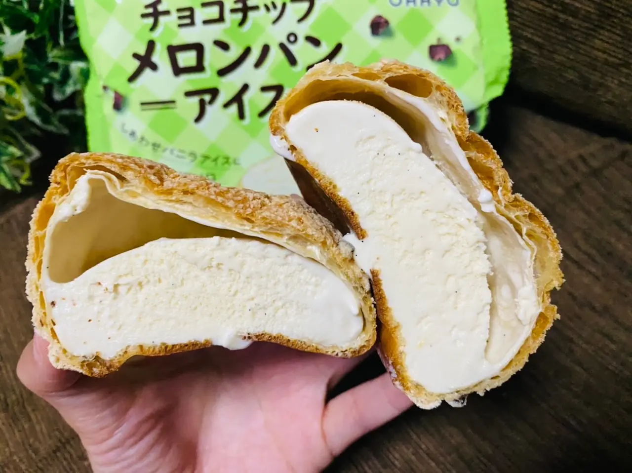 【ファミマ新作】“2秒に1個”売れた!?あの大人気《メロンパンアイス》からチョコチップ入りが登場★_3