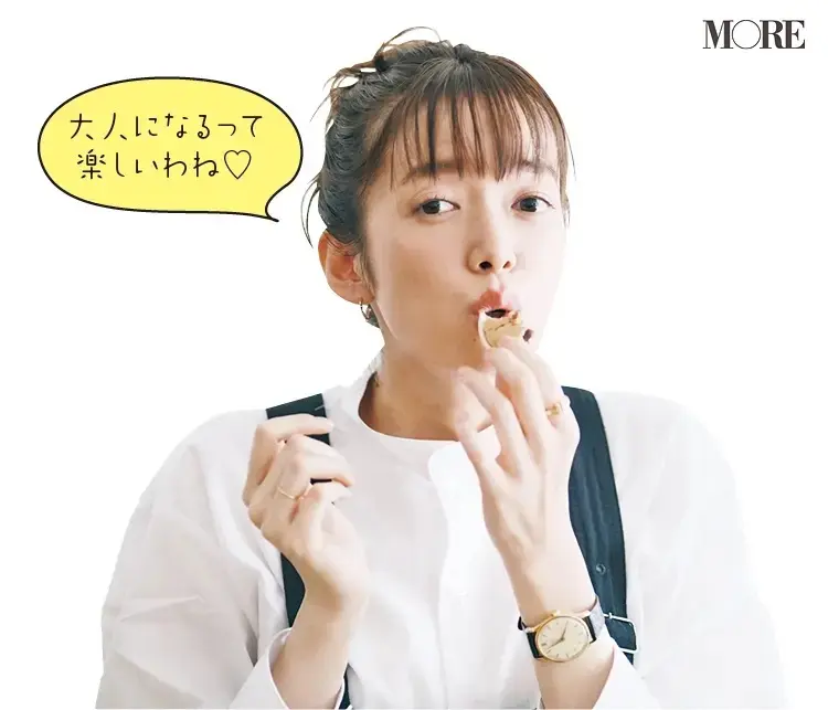 奈良県からお取り寄せした鹿もなかを食べる佐藤栞里