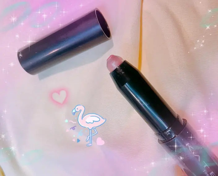 KATEから販売されているコスメ。ペンシル型で涙袋に使用する。透明な芯の中にピンク色の芯が入っている二重構造