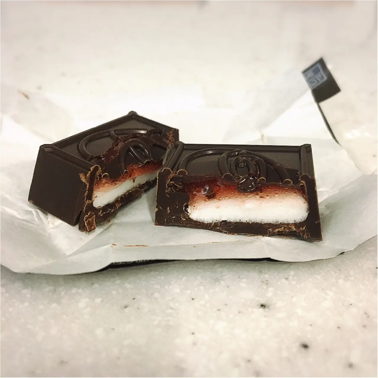 税込37円でリッチな気分!? ハイカカオを楽しめる「チロルチョコ〈ブラックストロベリー〉」を徹底解剖☆_3