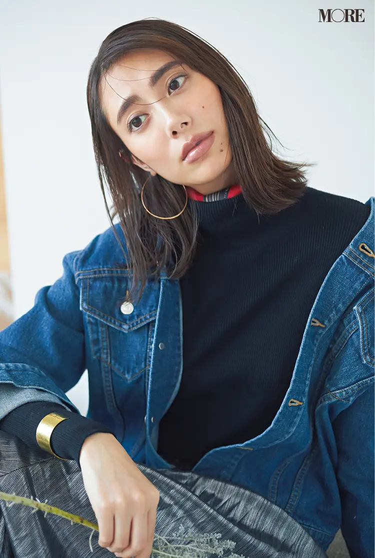 黒タートルにはセミウェットヘア、ラッフルカラーにはスモーキーアイ。“首もと”がおしゃれな服に似合うヘア&メイクがしたい♪ _1