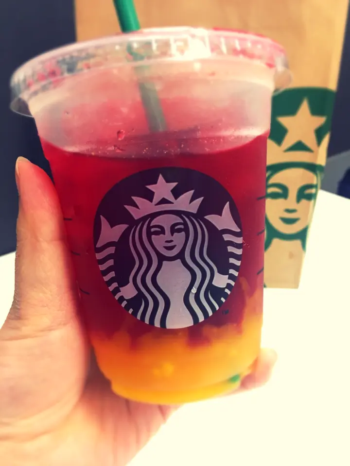 ★スタバの新作★鮮やかなグラデーション!トロピカルマンゴーパッションティーをいただきっ_5