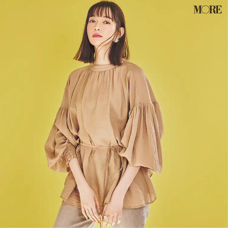 スタンドカラーのトップスを着た佐藤栞里