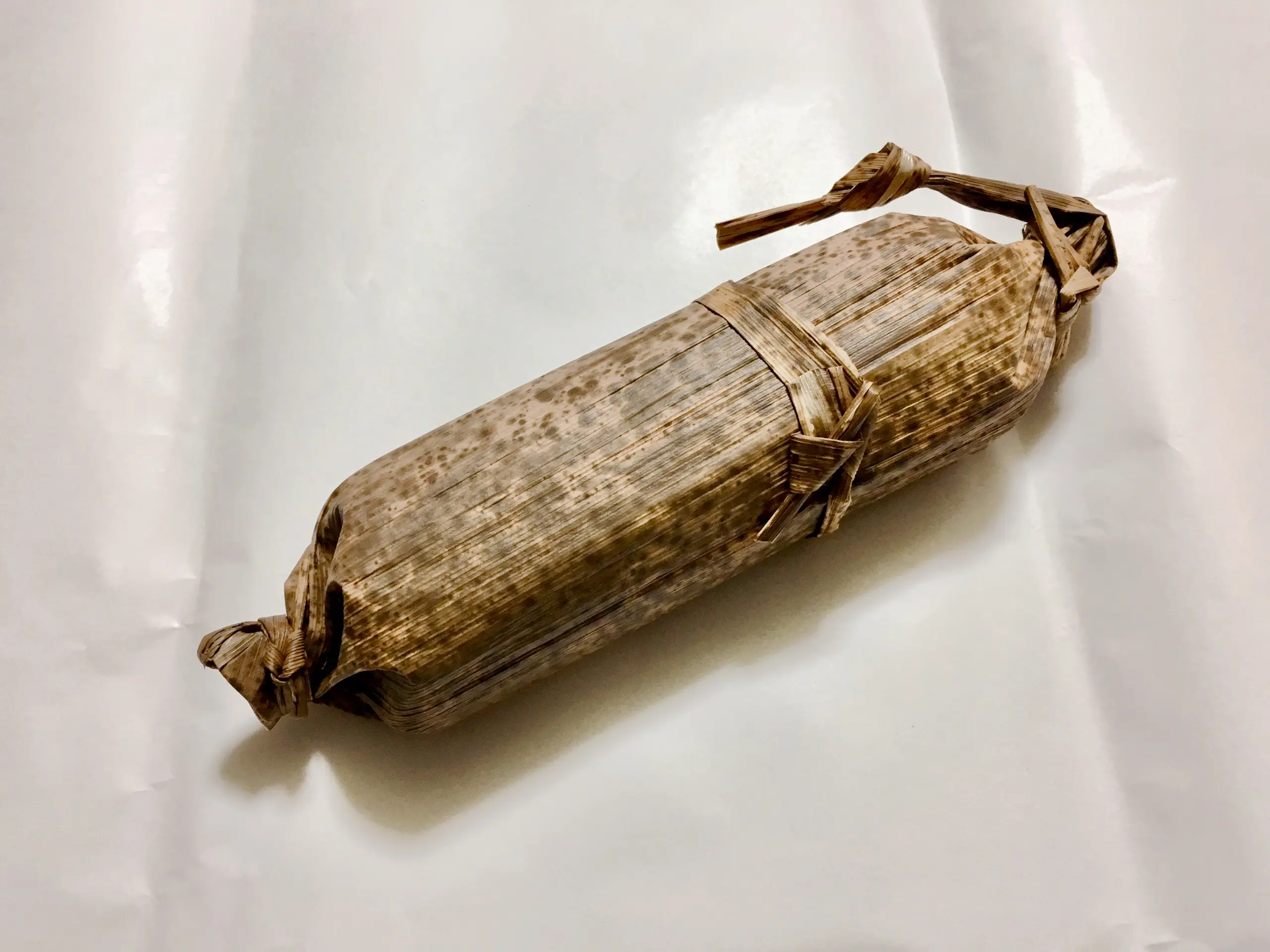 本物の竹の皮で包まれている写真