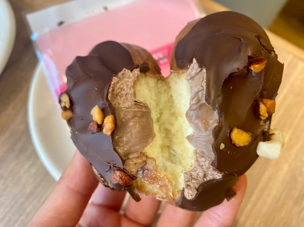 ミスド新作「misdo meets WITTAMER ヴィタメールコレクション」、「ノワールハート」の断面