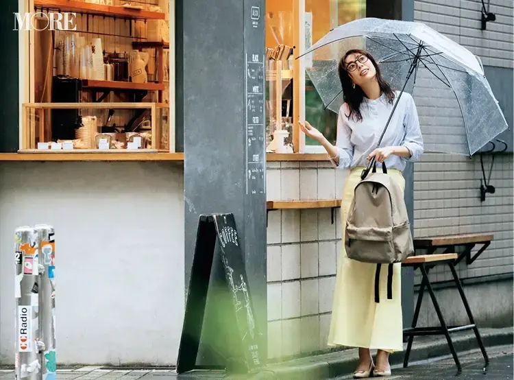 【通勤リュックコーデ】シャツ×スカートのコーデにリュックを持った女性