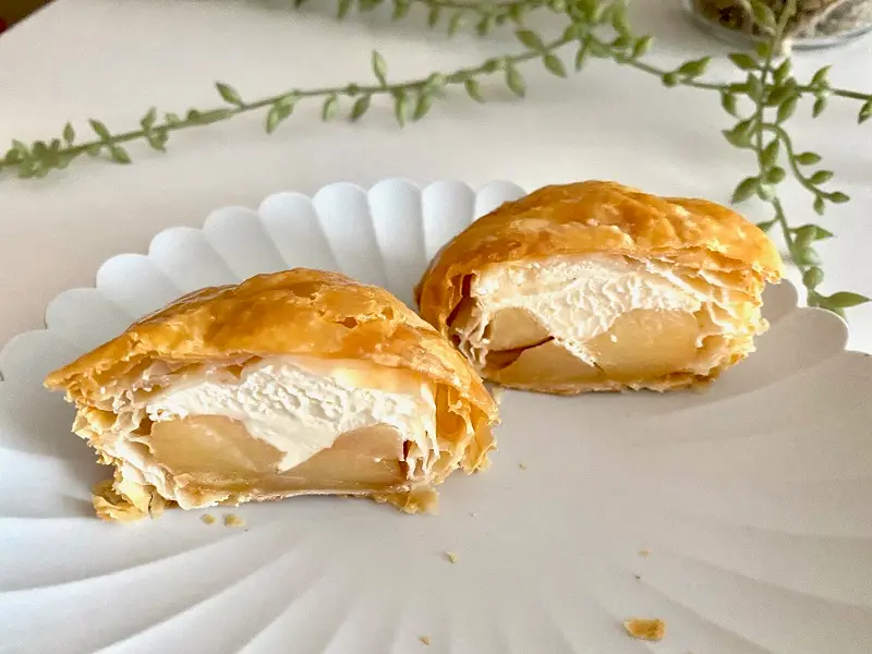 ローソンの冷凍スイーツ「アップルパイ」を半分にカットした断面
