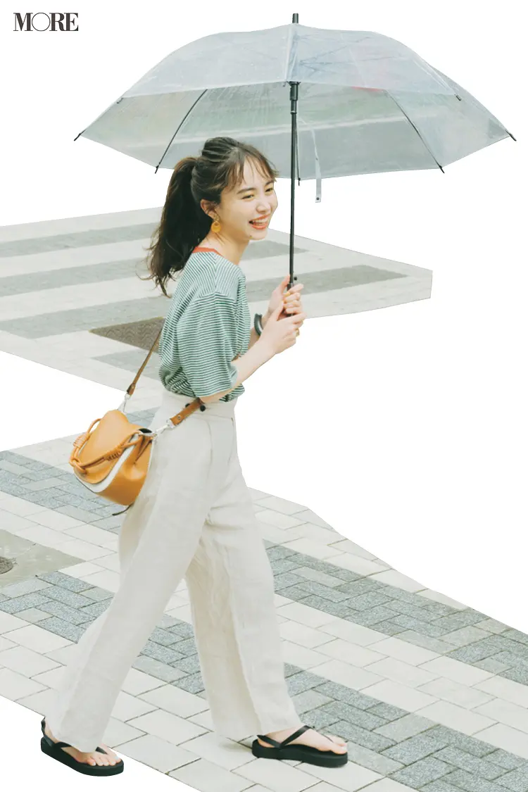 ボーダーTシャツ×白ワイドパンツで傘をさした井桁弘恵