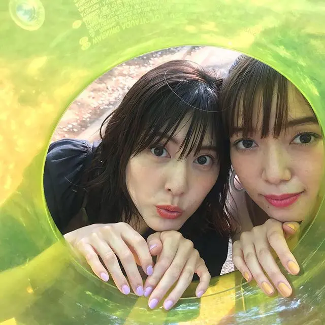 佐藤ありさ、佐藤栞里のMORE9月号 着回し特集のワンシーンをお届け♡【撮影オフショット】_2