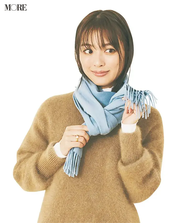 顔の下でストールを結ぶ女性