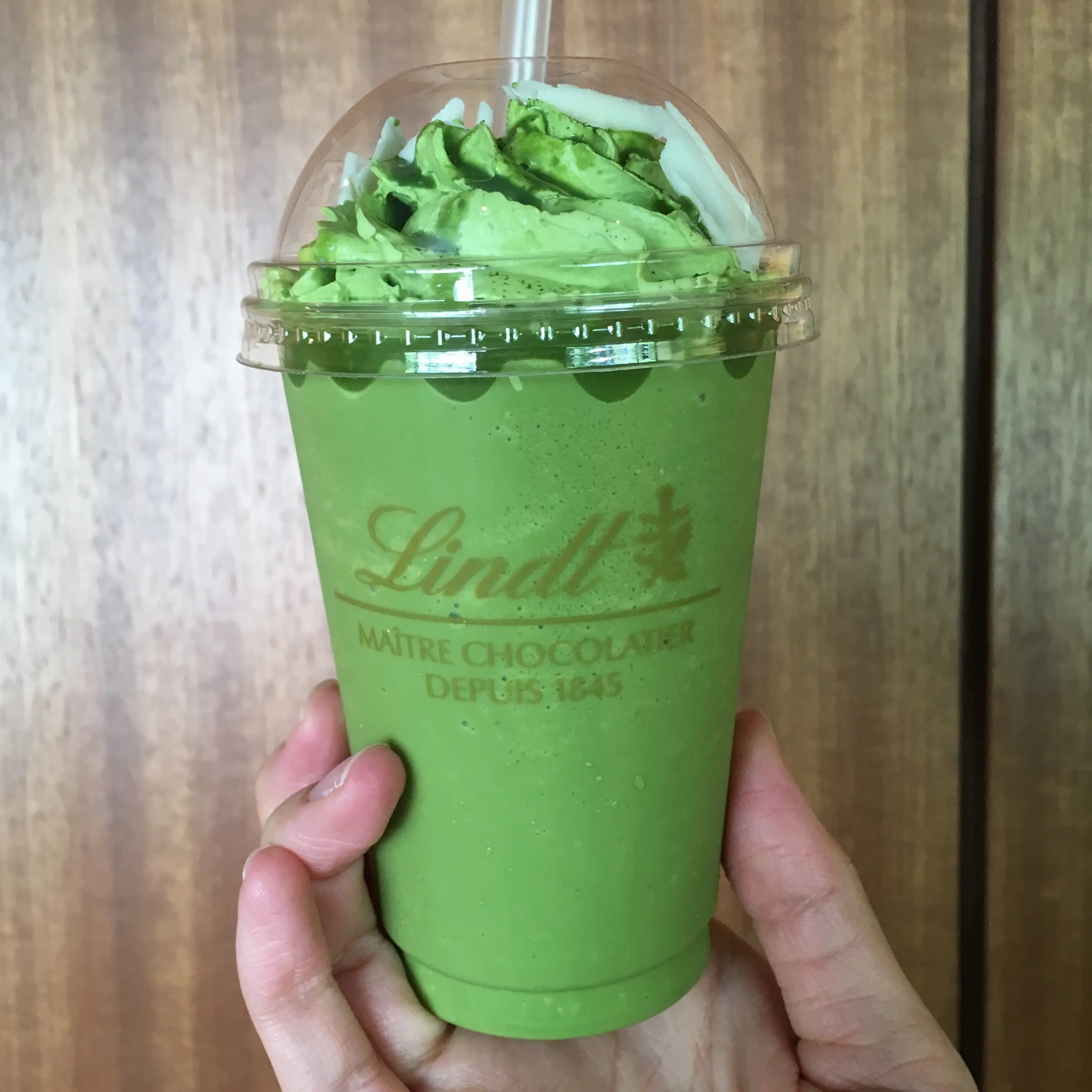 【限定】リンツの抹茶づくしのホワイトチョコレート 濃い抹茶 アイスドリンク_1