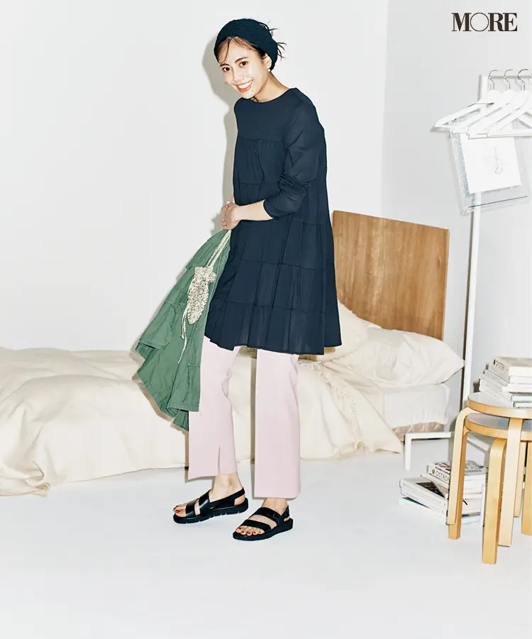パンツにワンピースを重ねたインスタイル IN&OUTな春服アワード