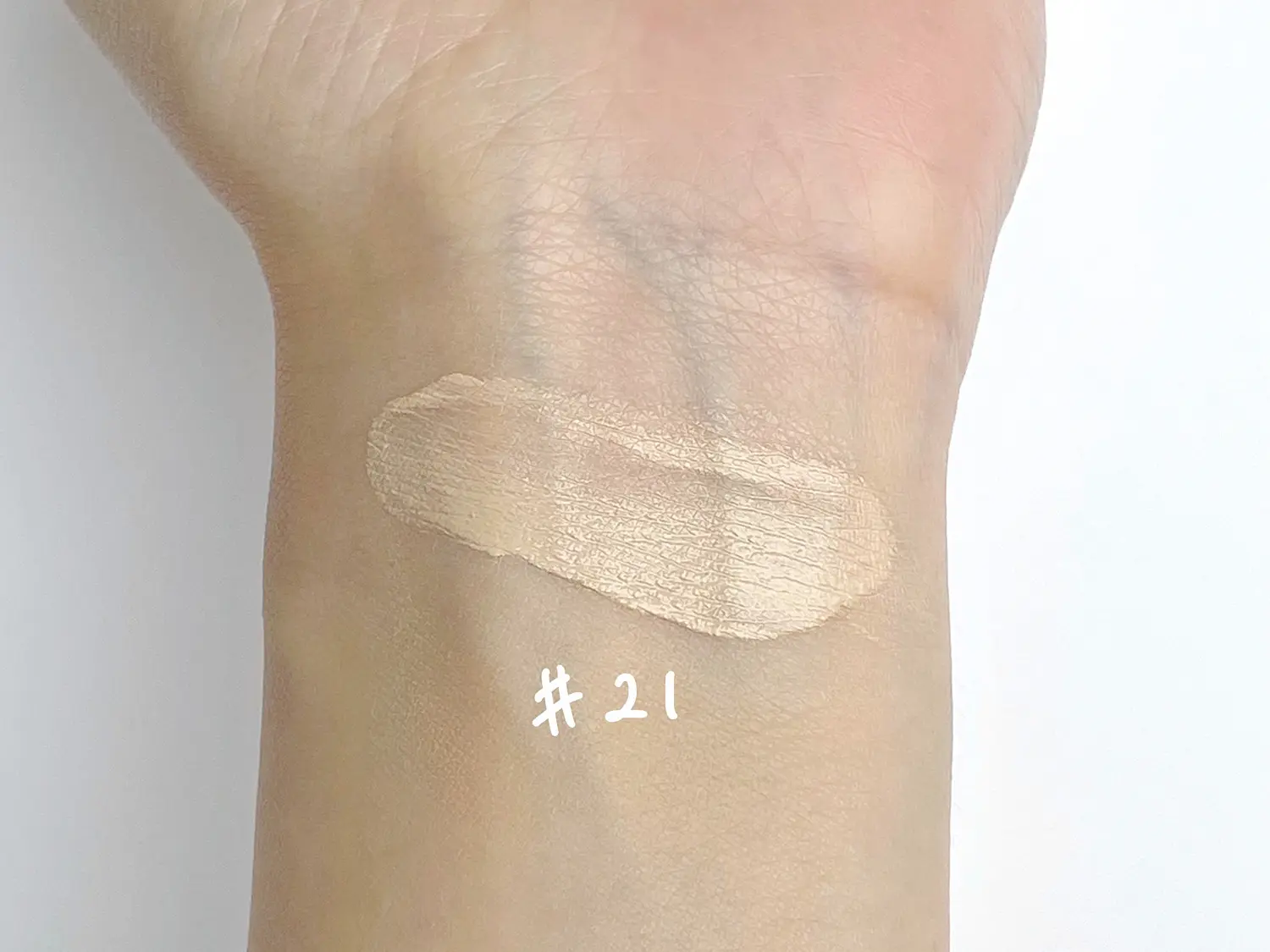 韓国コスメのドクターエルシアのファンデーションは全2色。明るく華やかな仕上がりのピンクアイボリーをお試し