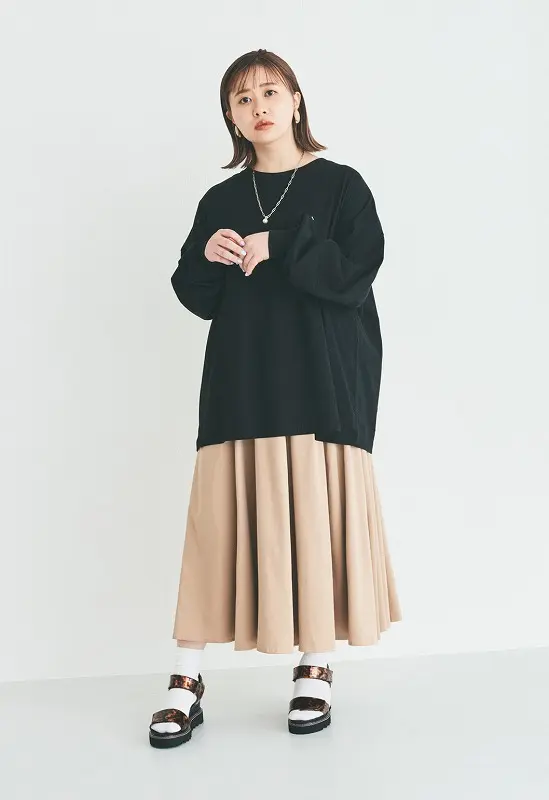 厚底ベルトサンダルを履いたエミリンの写真