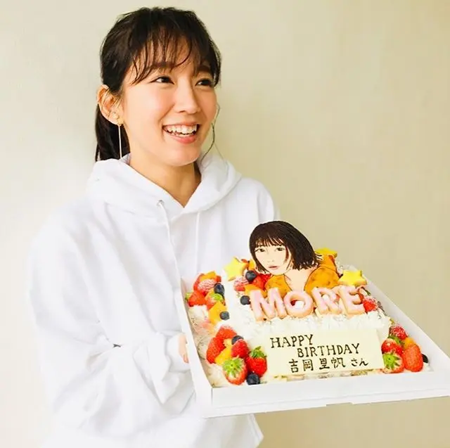 吉岡里帆さんがMORE4月号からスタートした新連載『1コスメ アップデートメイク』に登場!【撮影オフショット】_1
