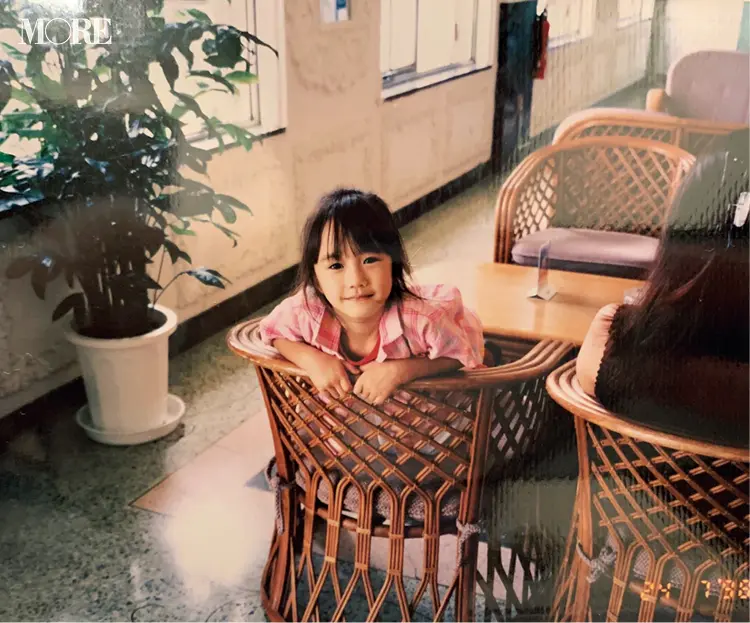 鈴木友菜の子ども時代、定位置はお母さんの陰? 人見知りだけど超キュートな秘蔵ショット♡_2