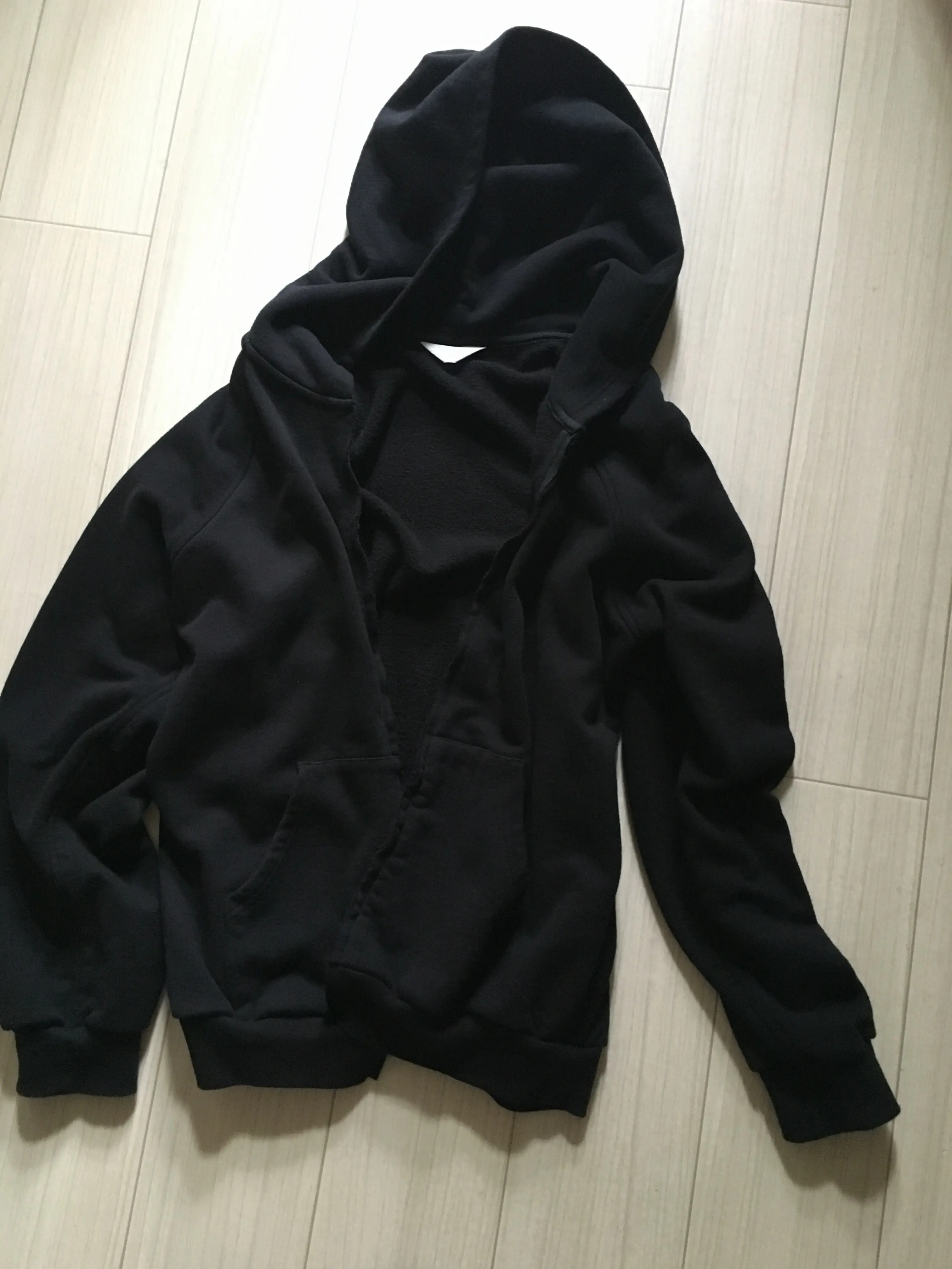 きれい色がトレンドだからこそ欲しい。使える“黒”の服。_2