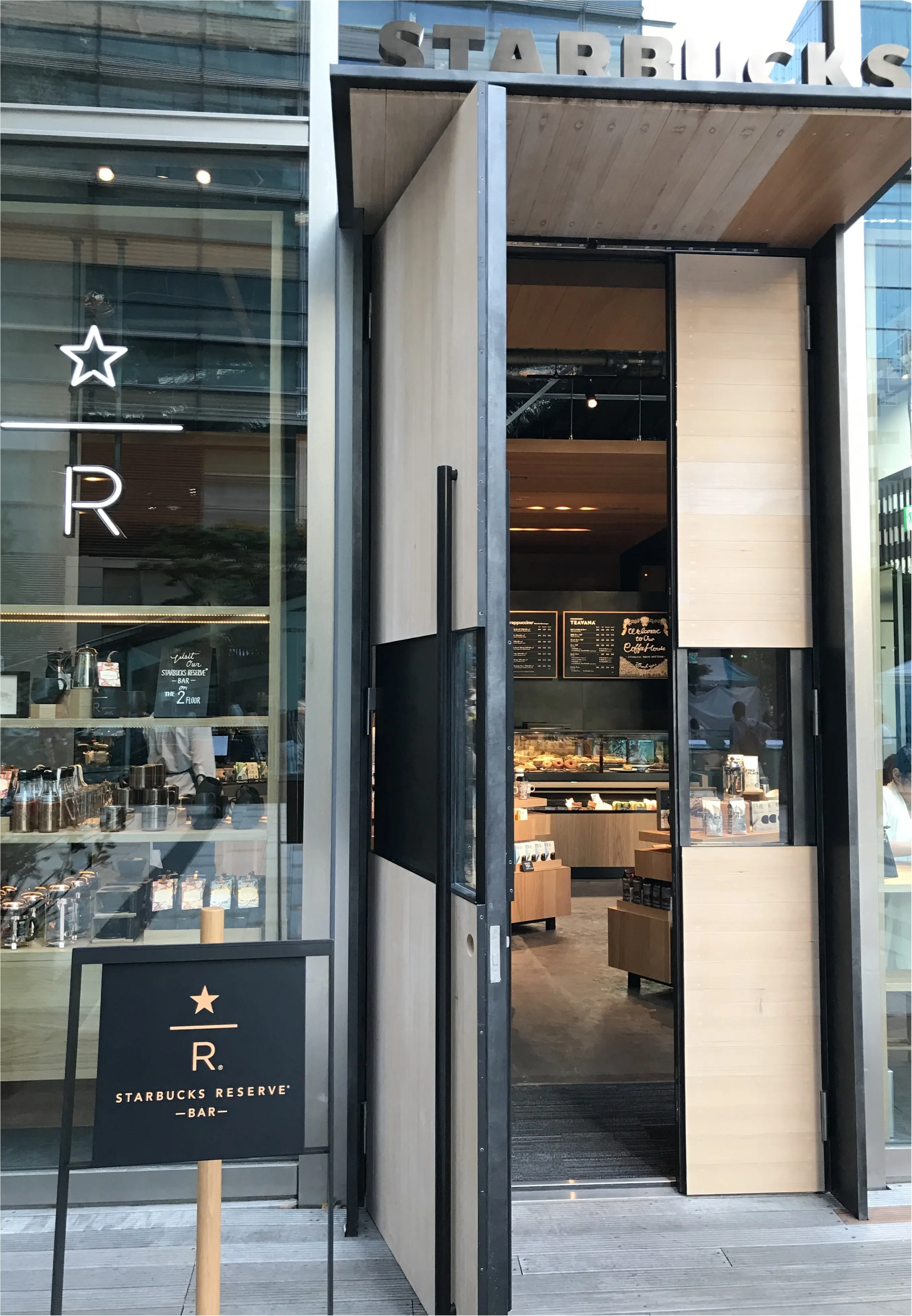 【去年との違いは?】今年もこの季節がきた!リニューアルオープンのスタバreserveBARでストロベリークリームフラペチーノ♡_1