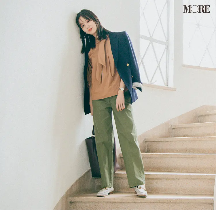 パイソン柄ローファーをはいた新川優愛