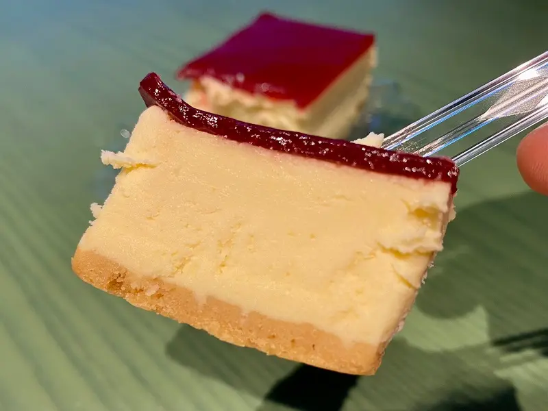 【セブン₋イレブン スイーツ】『ピエール・エルメ』コラボ「ピエール・エルメ シグネチャー チーズケーキ フランボワーズ」断面