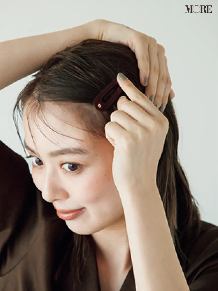 梅雨のシンプルバレッタヘアアレンジでバレッタをつける女性