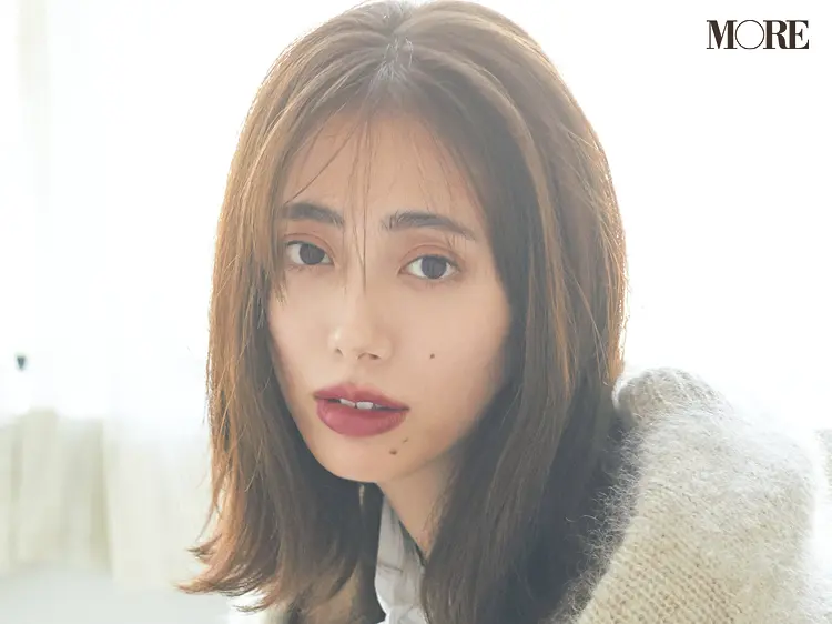 今冬のトレンド「ボウタイブラウス」には、赤茶のリップがベストマッチ♡ 「流行服×最旬メイク」のおしゃれな相性、教えます!_4