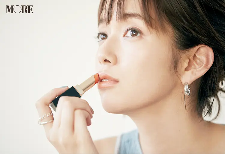 佐藤栞里&内田理央も目からウロコのメイク講座。「リップの濃淡2色塗り」や「黄色いコンシーラー」など、大人のキレイを高めるテク4選_10