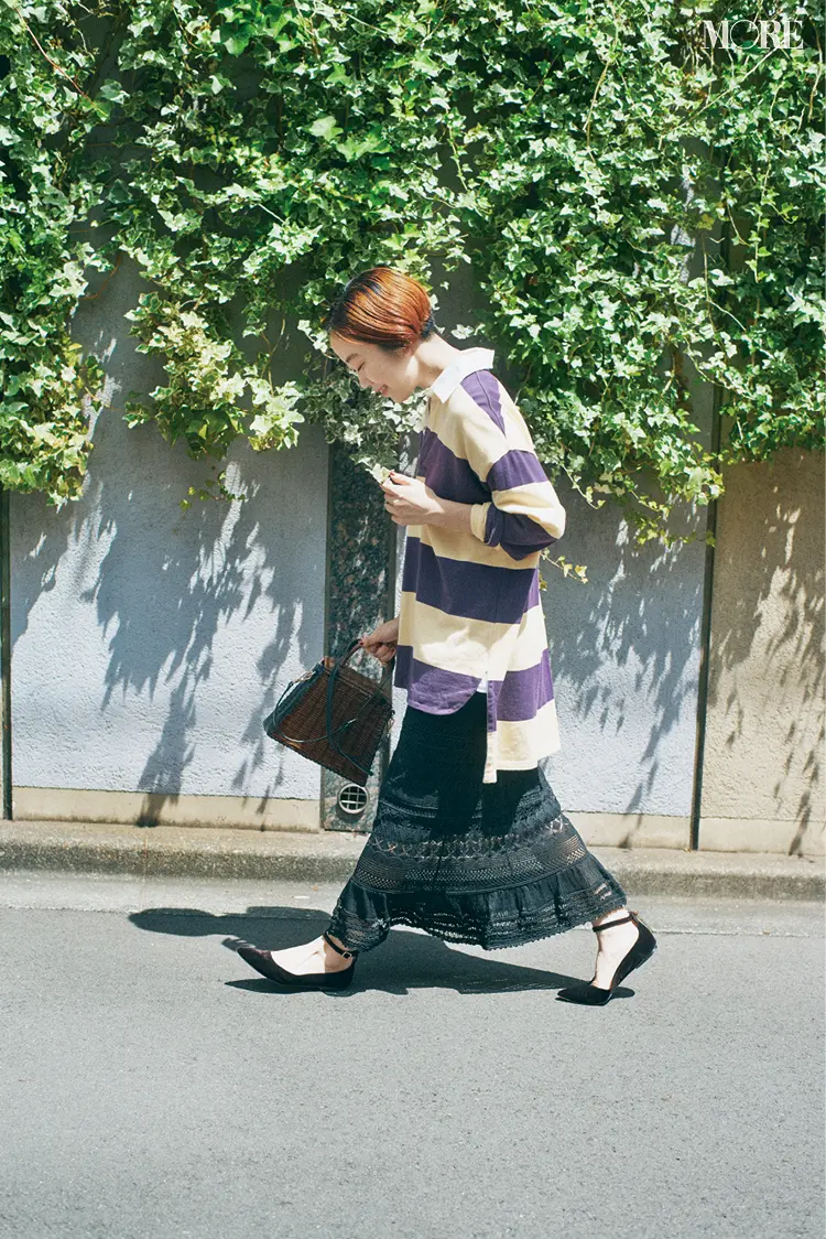 ラガーシャツ×ニットタイトスカートコーデの高野麻子さん