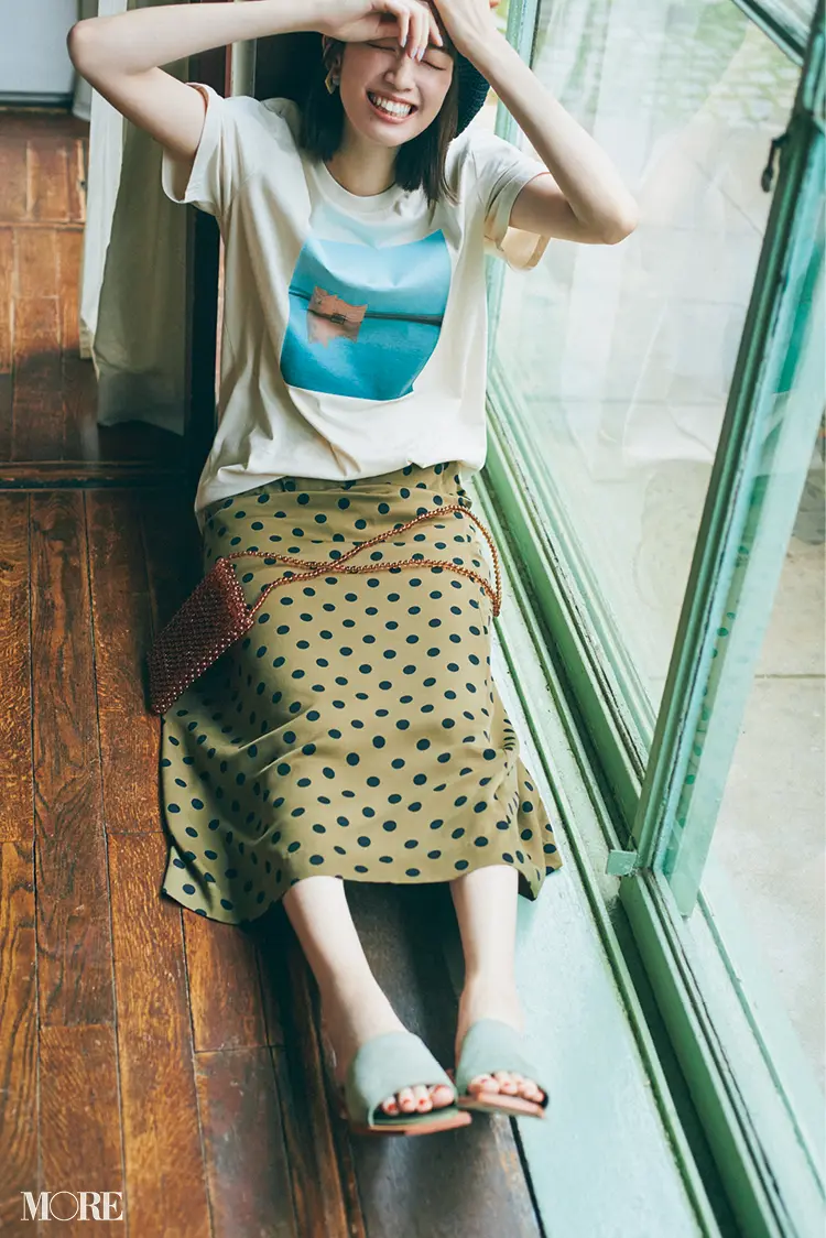 Tシャツコーデにカーキ色のミュールを合わせた佐藤栞里
