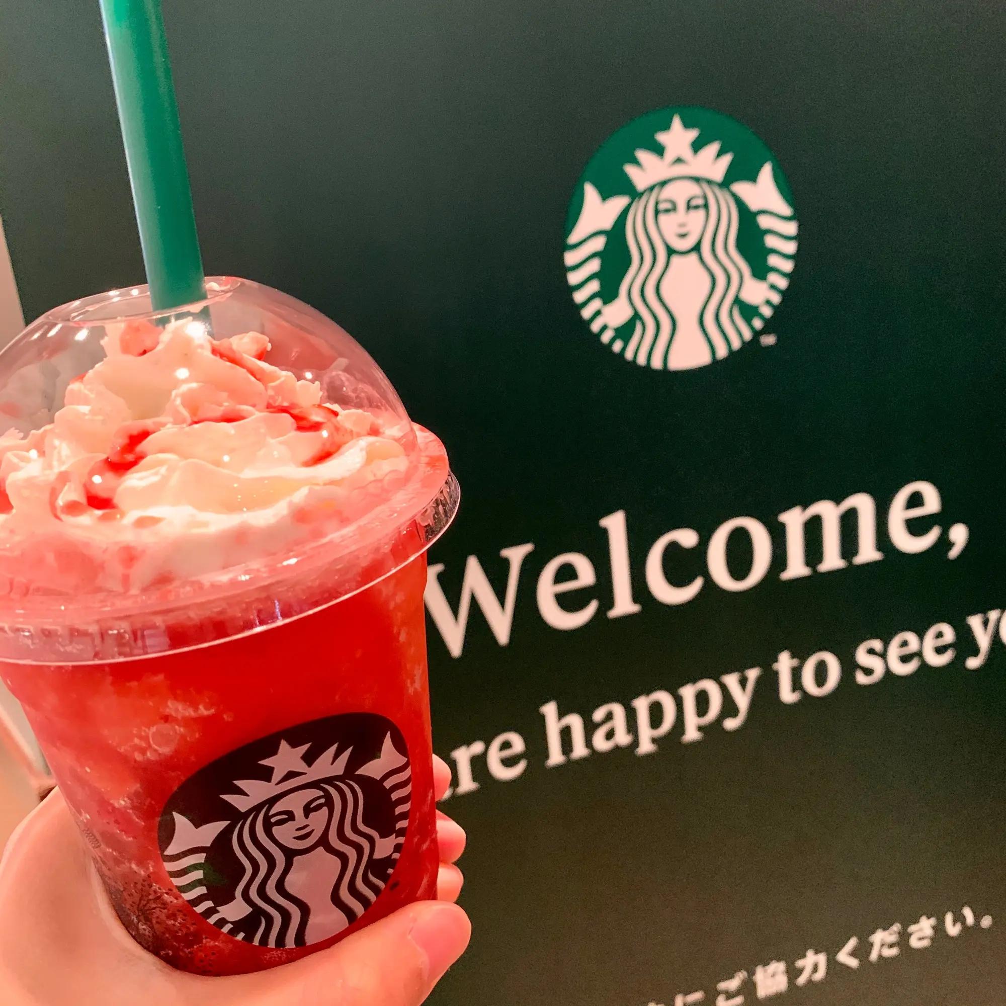 《あなたはどっち派⁈❤️》6/8スタート!【スタバ】"シュワッと"or"ゴロッと" 2種のイチゴ フラペチーノ☻_1