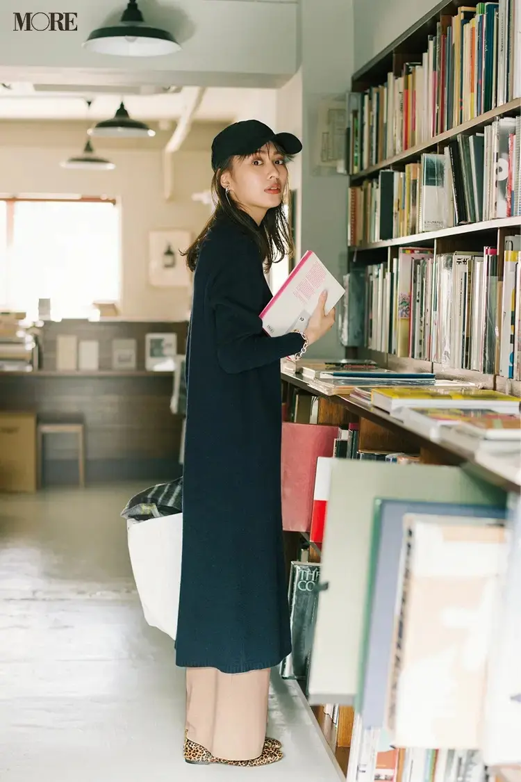 【ニットワンピースコーデ】黒ワンピにパンツとキャップで大人カジュアルに