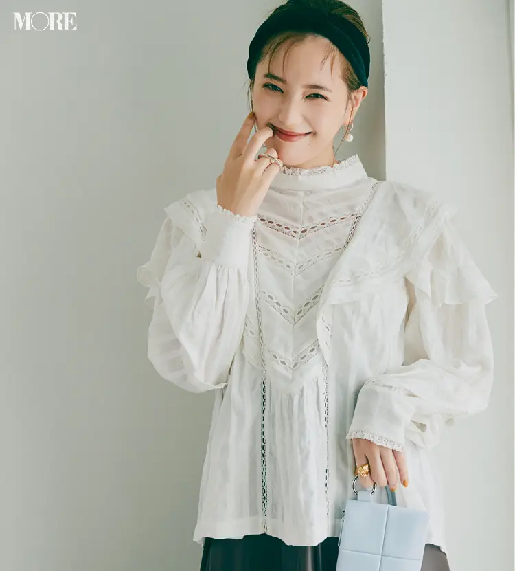 白のフリルブラウスを着た本田翼