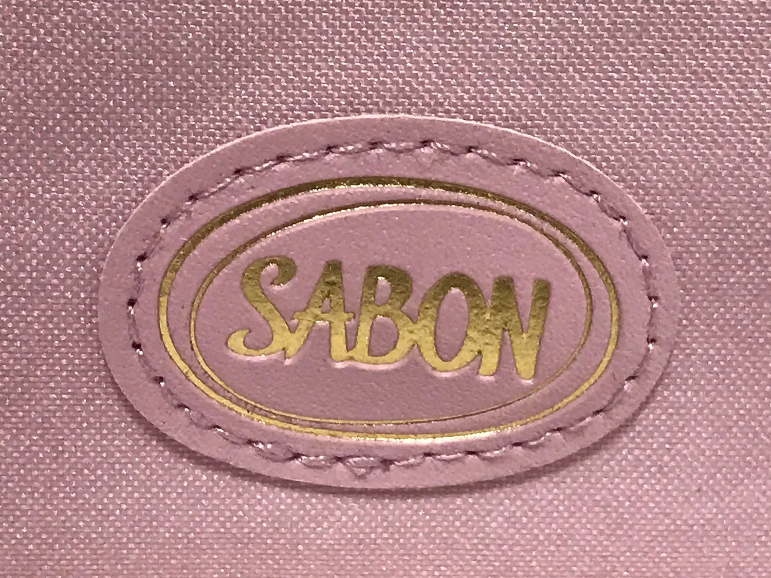 SABONのリボンハンドル付きバニティポーチのロゴ