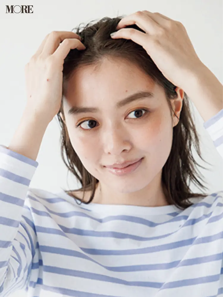 梅雨のカチューシャダウンスタイルヘアアレンジでワックスを髪につける女性
