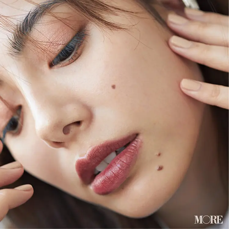 今冬のトレンド「ボウタイブラウス」には、赤茶のリップがベストマッチ♡ 「流行服×最旬メイク」のおしゃれな相性、教えます!_3