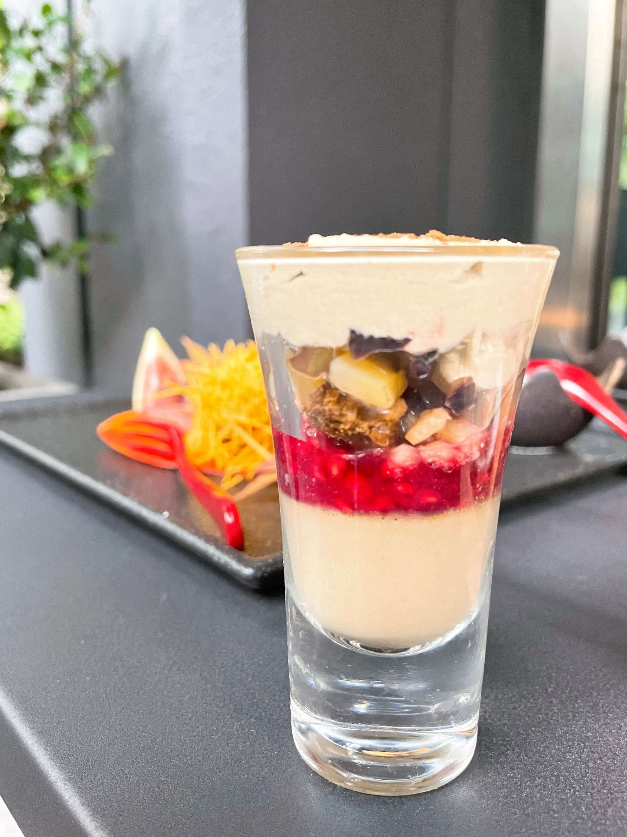 日本茶レストラン1899お茶の水の「《秋限定》1899アフタヌーンティープレート」の「ほうじ茶プリンと秋の果物のミニパフェ」