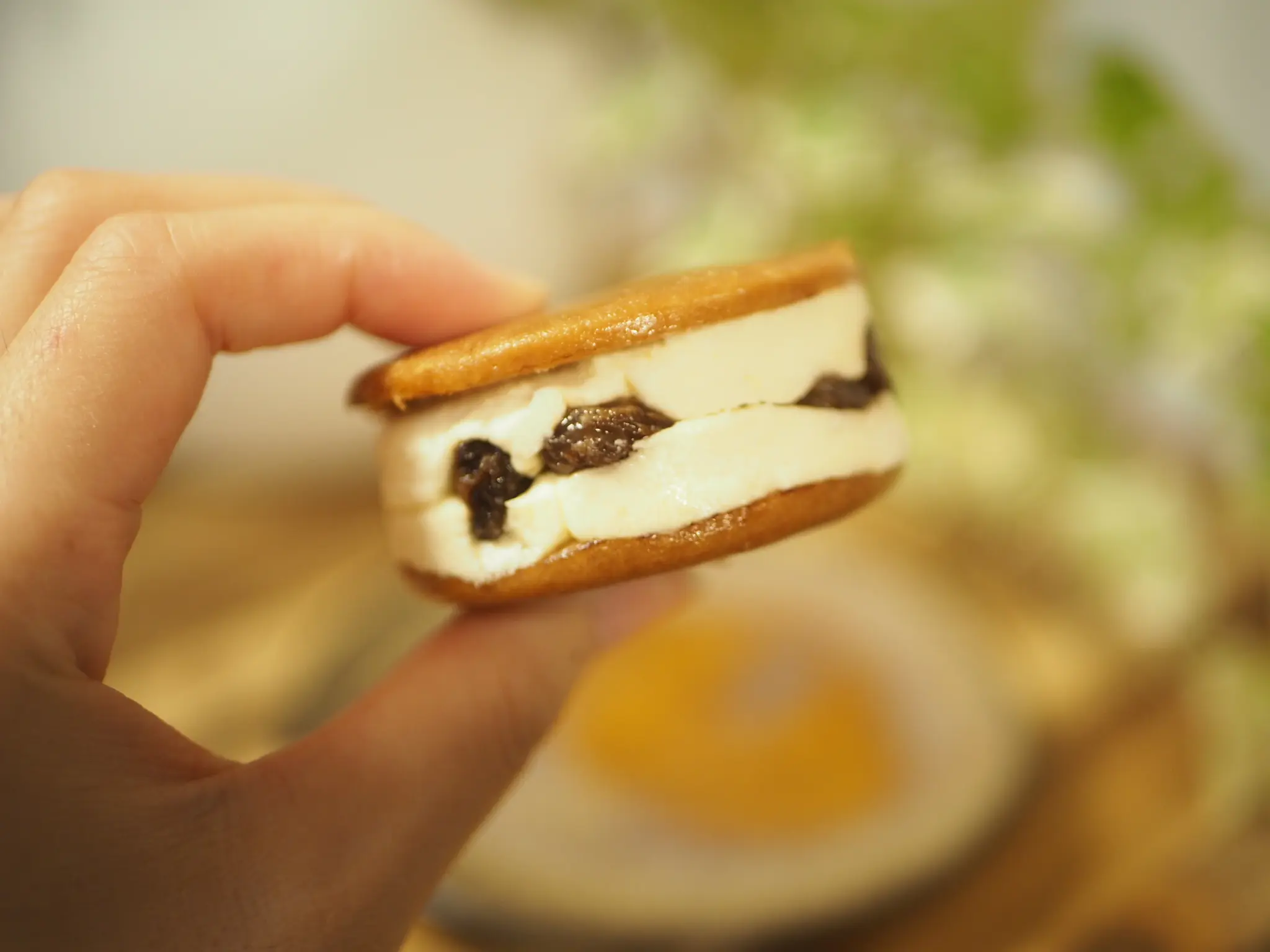 【ファミマ】新作スイーツ《バタービスケットサンド》を食べてみた♩_3